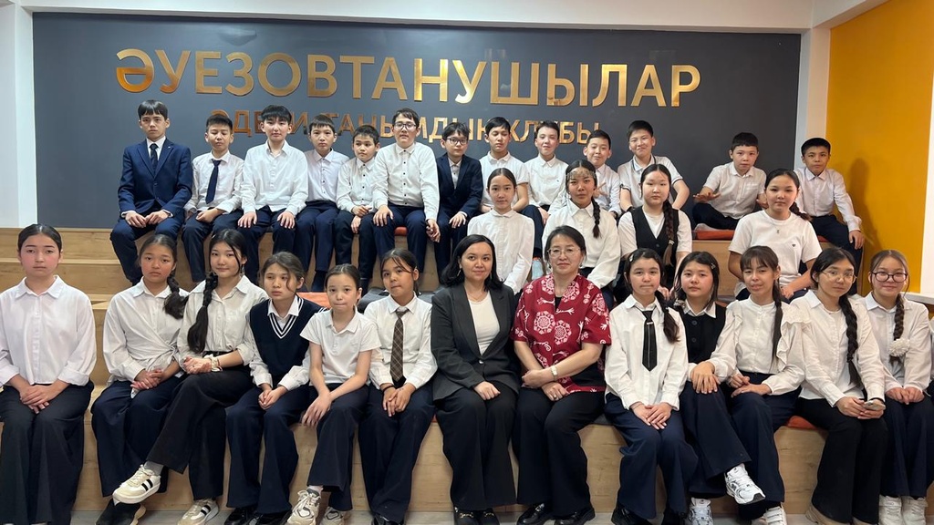 Символы государственности: выездная лекция для столичных школьников